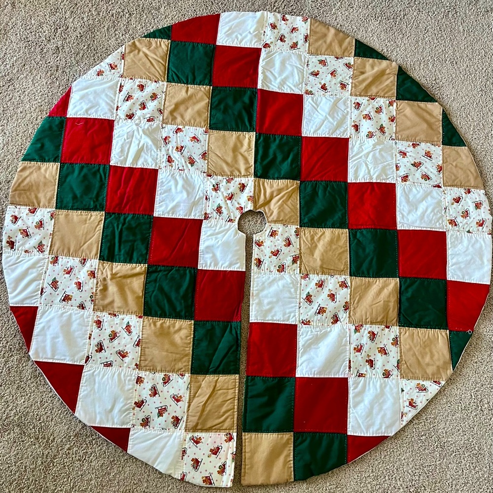 Quilted Christmas Tree skirt - full size (about 50” across)